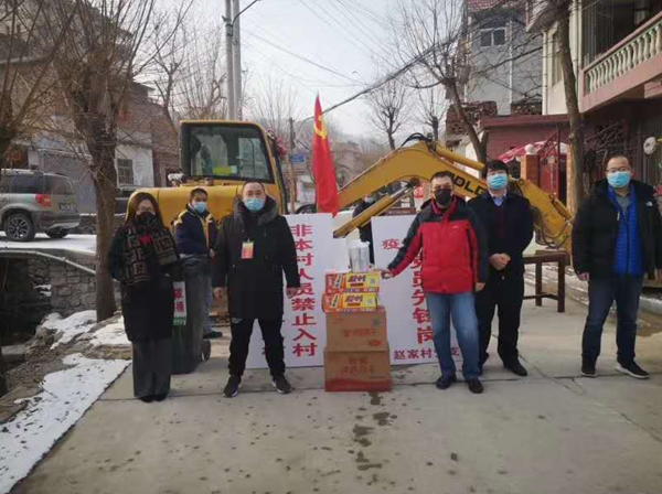 當前，新型冠狀病毒的肺炎疫情防控形勢嚴峻，小區是城市治理的基本單元，物業更是疫情防控的第一戰線。疫情就是命令，防控就是責任，為打贏這次防疫戰，三箭物業公司于1月23日便成立了應對新型冠狀病毒疫情聯防聯控領導小組，明確分工，各司其職，把做好疫情防控工作作為當前的首要任務，迅速安排各物管部積極采取防控措施，竭力守護業主、員工的健康安全，維護園區的和諧穩定。